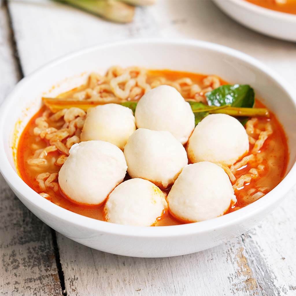 Image Mie Kuah Tom Yum dengan Bakso Ikan